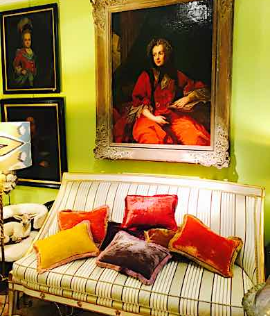 antikes Sofa mit farbigen Kissen von Anke Drechsel