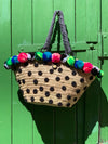 Bastkorb bestickt mit Pompoms und Punkten