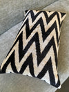 Ikat Dekokissen 40x60cm schwarz-weiss gezackt