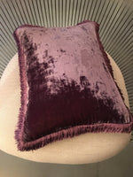 Violettes Kissen aus Seidensamt mit violetten Fransen