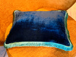 Blaues Kissen aus Seidensamt mit petrolfarbenden Fransen