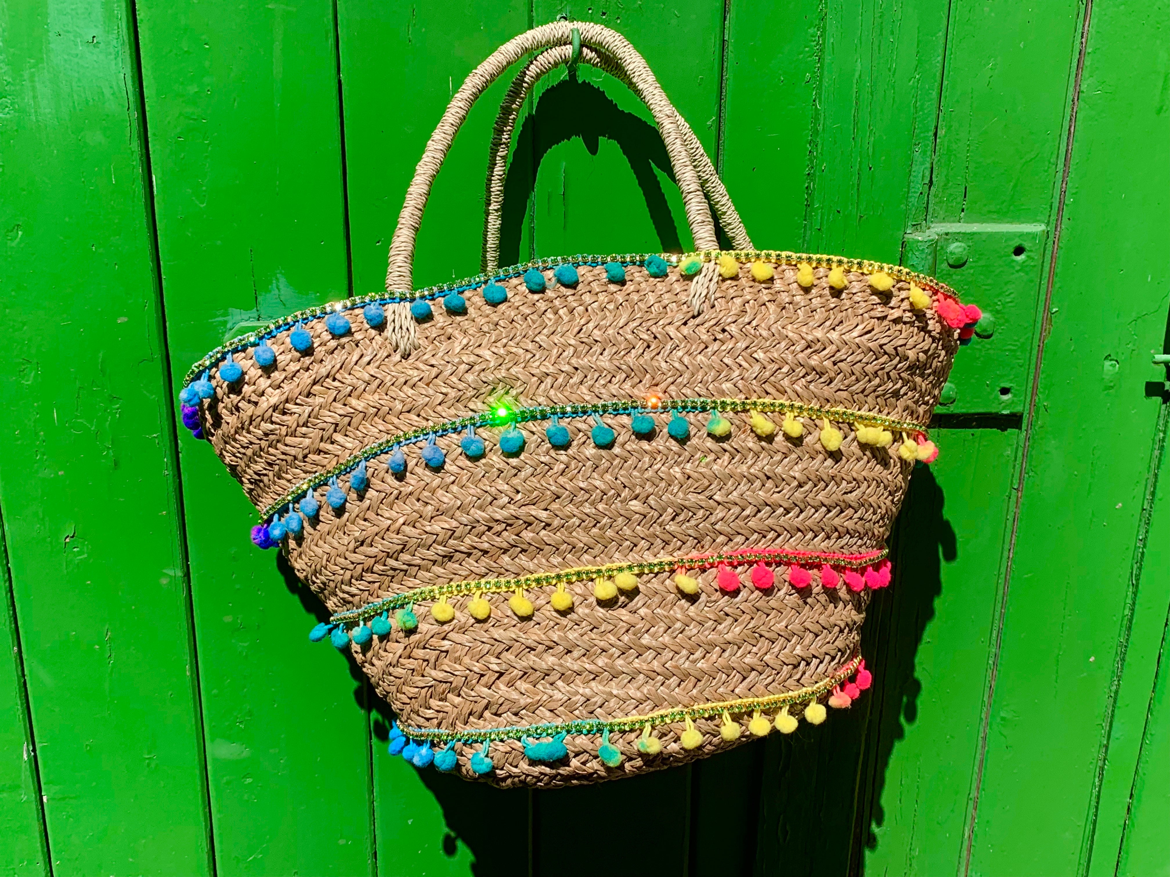 Bastkorb mit Pompom verziert – Lilasouk