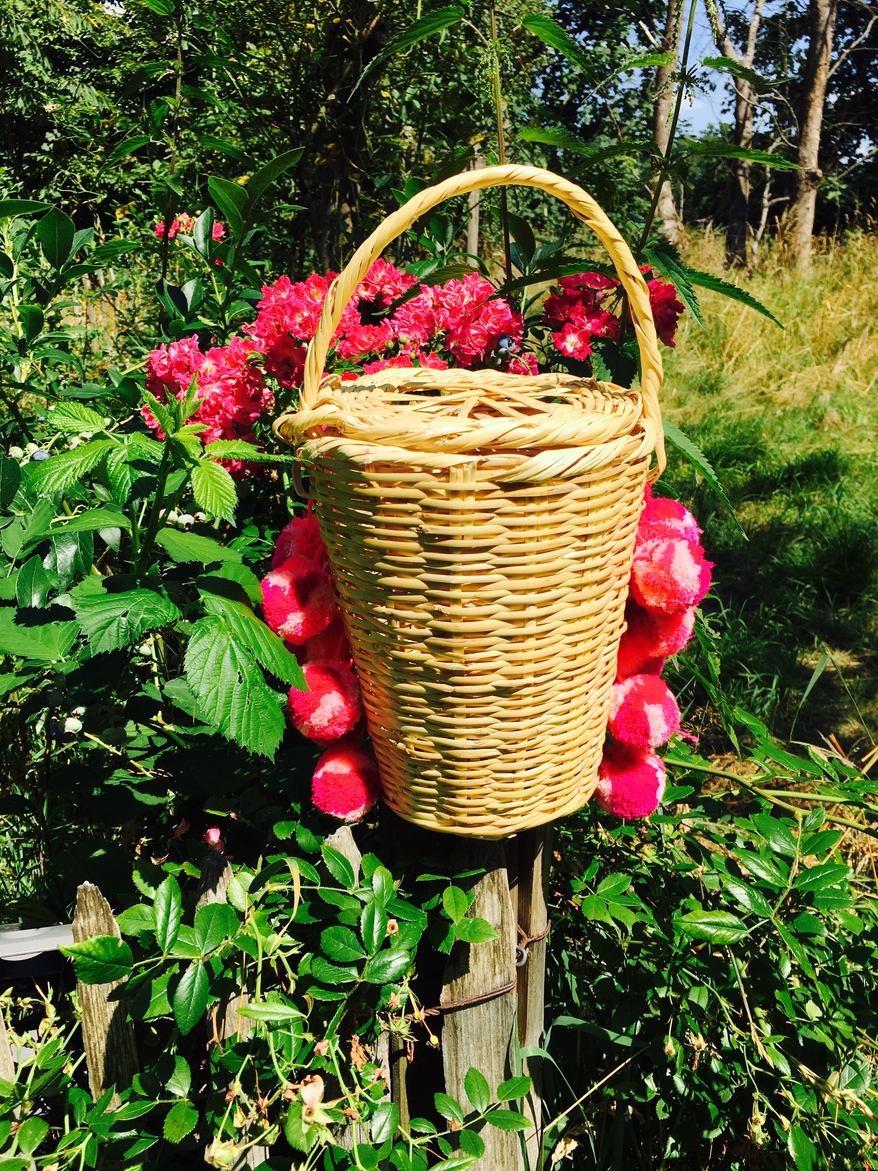 Bastkorb mit pinken Pompoms – Lilasouk
